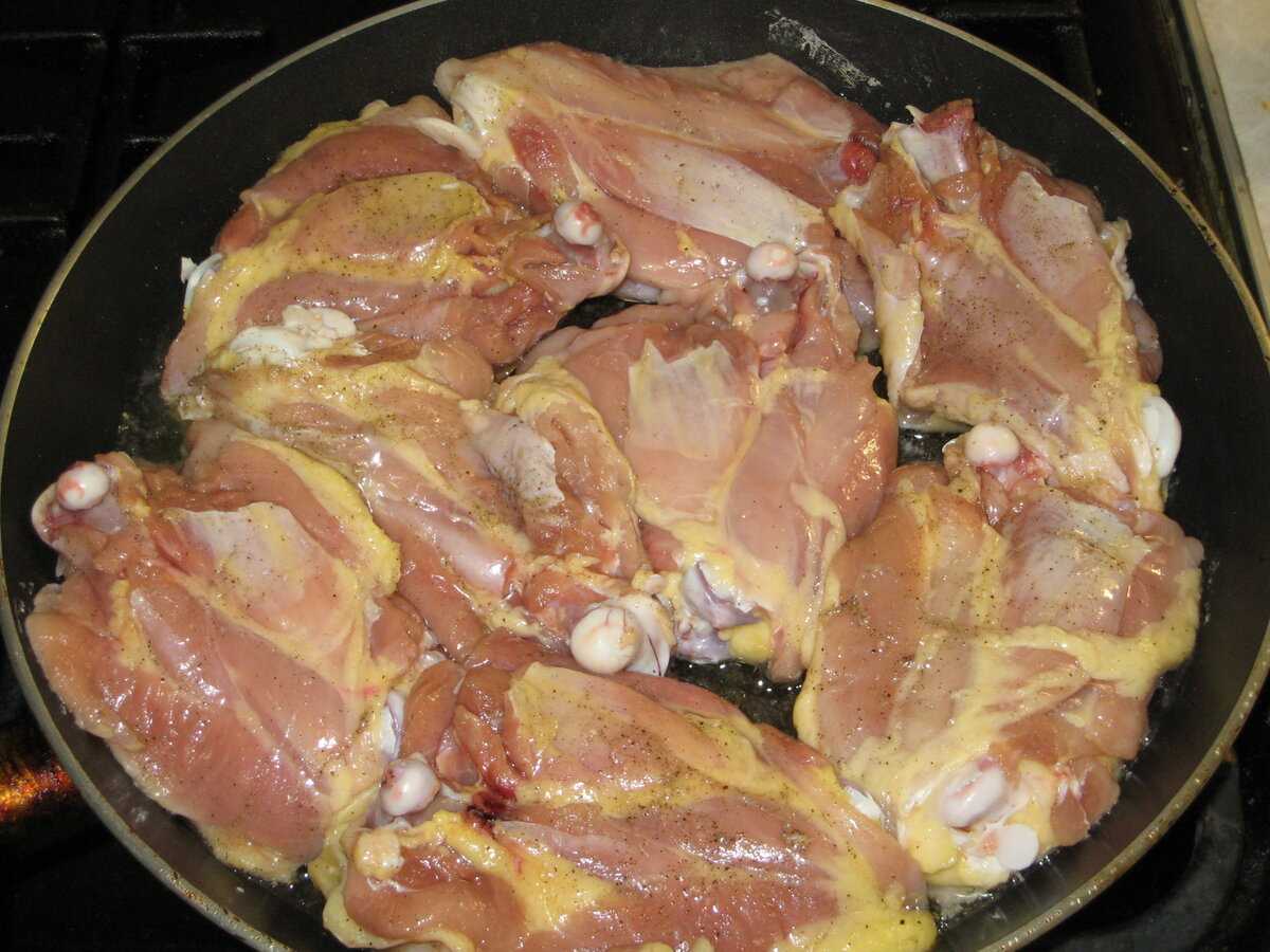 Сколько жарить бедра на сковороде по времени. Куриные бёдра на сковороде. Бедрышки куриные на сковороде. Бедро куриное. Филе куриного бедра на сковороде.