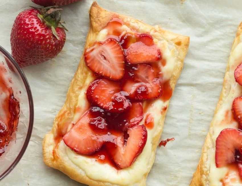 Творожный пирог с клубникой в духовке – 9 самых вкусных и простых рецептов