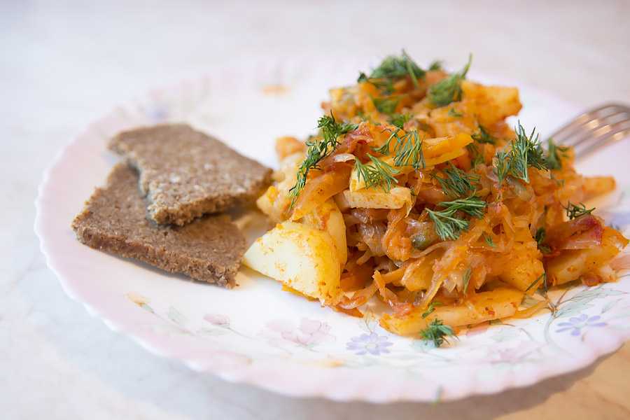 Бигус из свежей капусты со свининой, с колбасой, с картошкой
