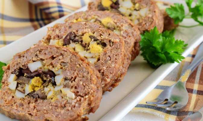 Куриные рулетики с начинкой в духовке — 11 вкусных рецептов