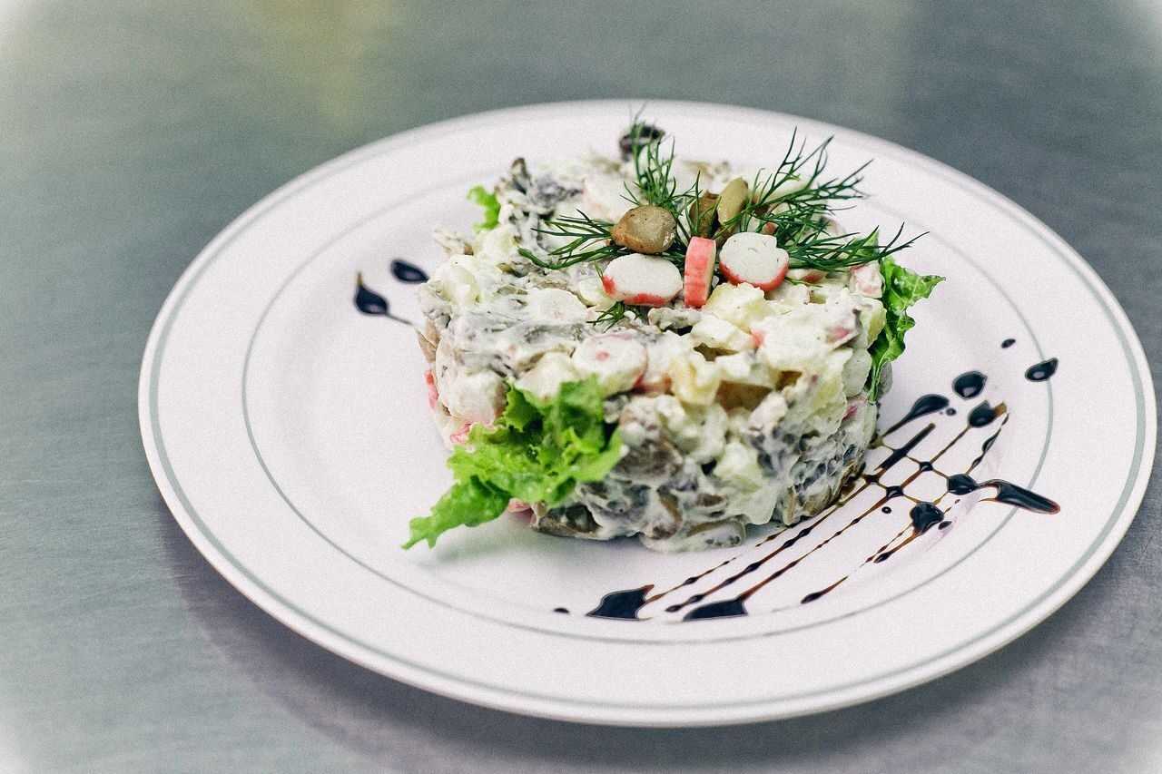 Оливье с мясом — 7 очень вкусных рецептов салата