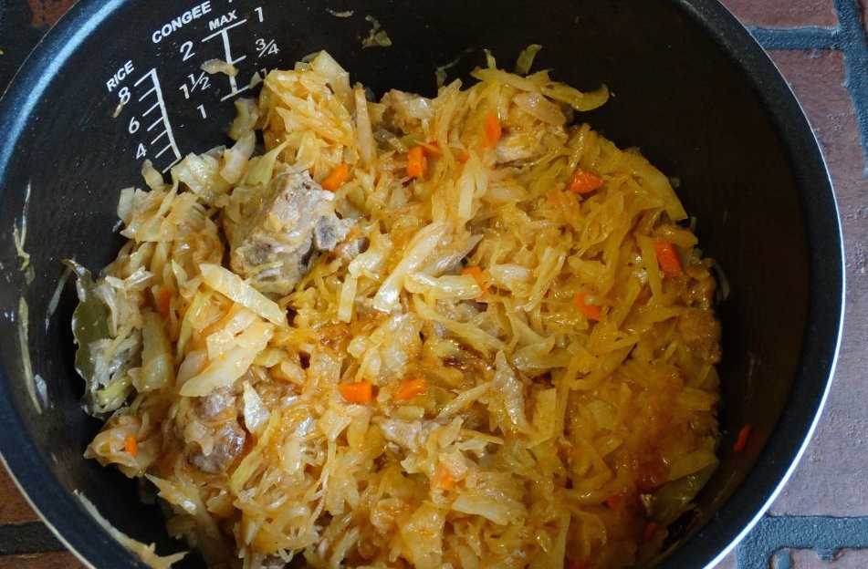 Тушеная капуста в мультиварке с мясом и без: рецепты приготовления с фото