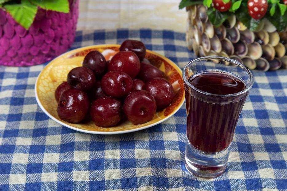 Наливка из слив 🍸 в домашних условиях – 13 рецептов