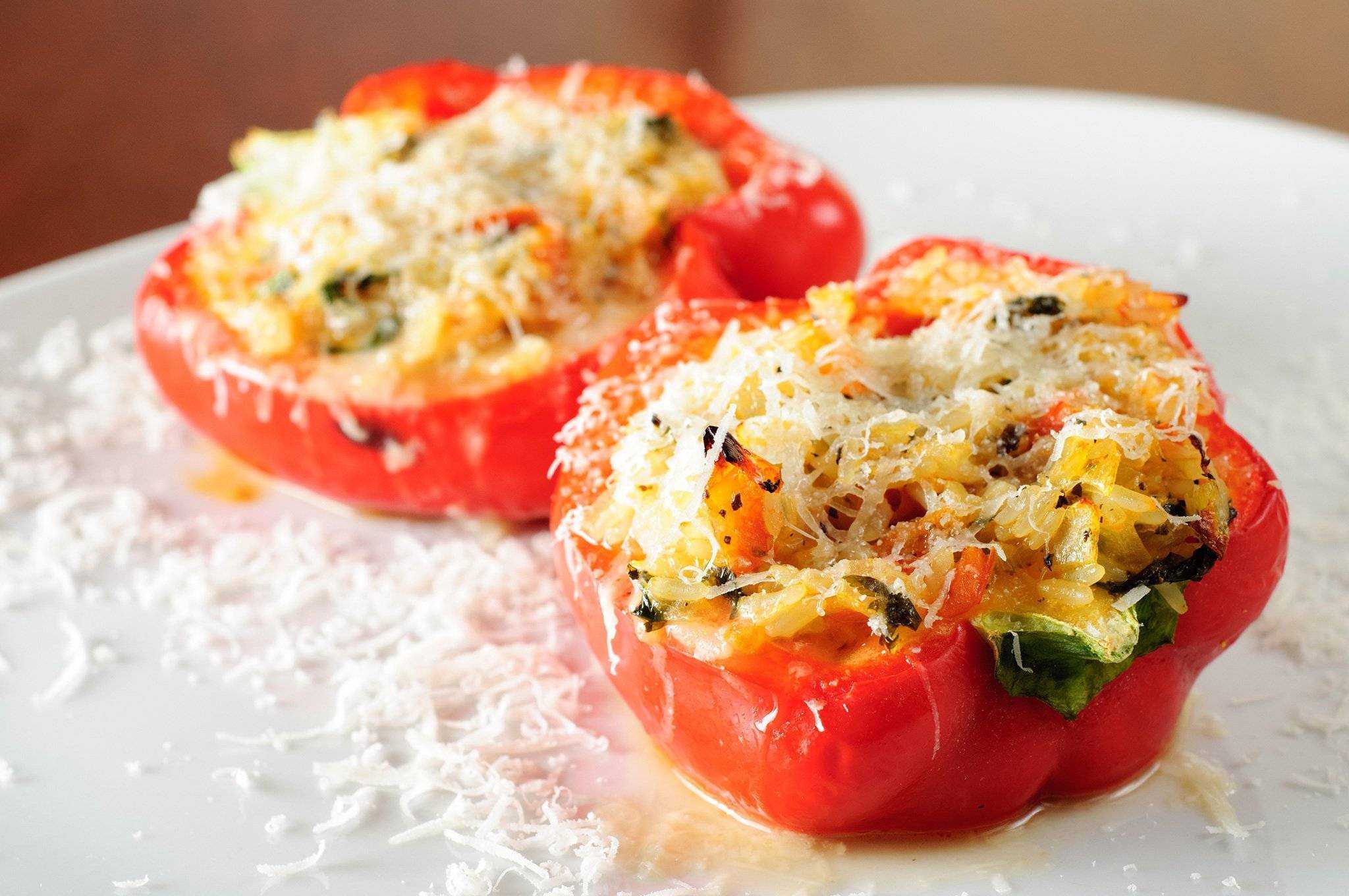 Перец, фаршированный сыром - 2 вкусных рецепта закуски
