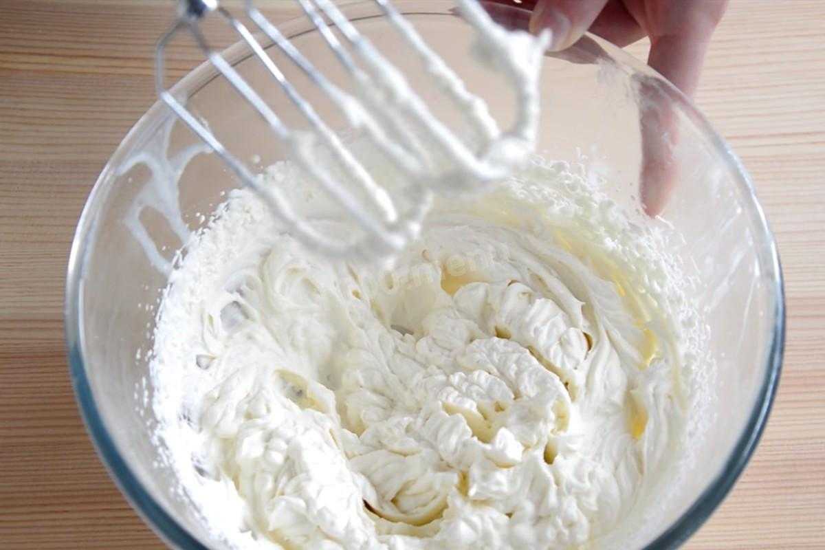 Рецепт белково масляного крема. Белково масляный крем. Белково-масляный крем для выравнивания. Белково-масляный крем для торта Наполеон. Белково-масляный крем для выравнивания торта.