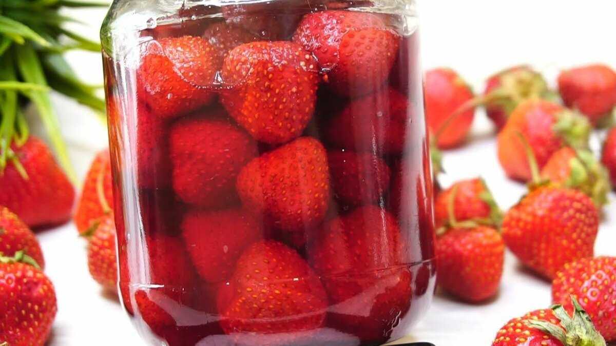 20 простых заготовок из клубники на зиму