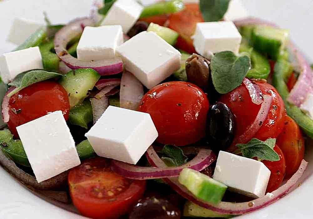 Салат греческий классический в домашних условиях простой. Греческий салат. Grecheskiy Salt. Греческий салат Ингредиенты. Аппетитный греческий салат.