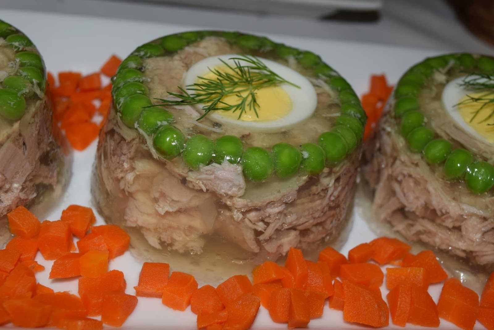 Заливное из курицы — вкусное блюдо на праздничный стол
