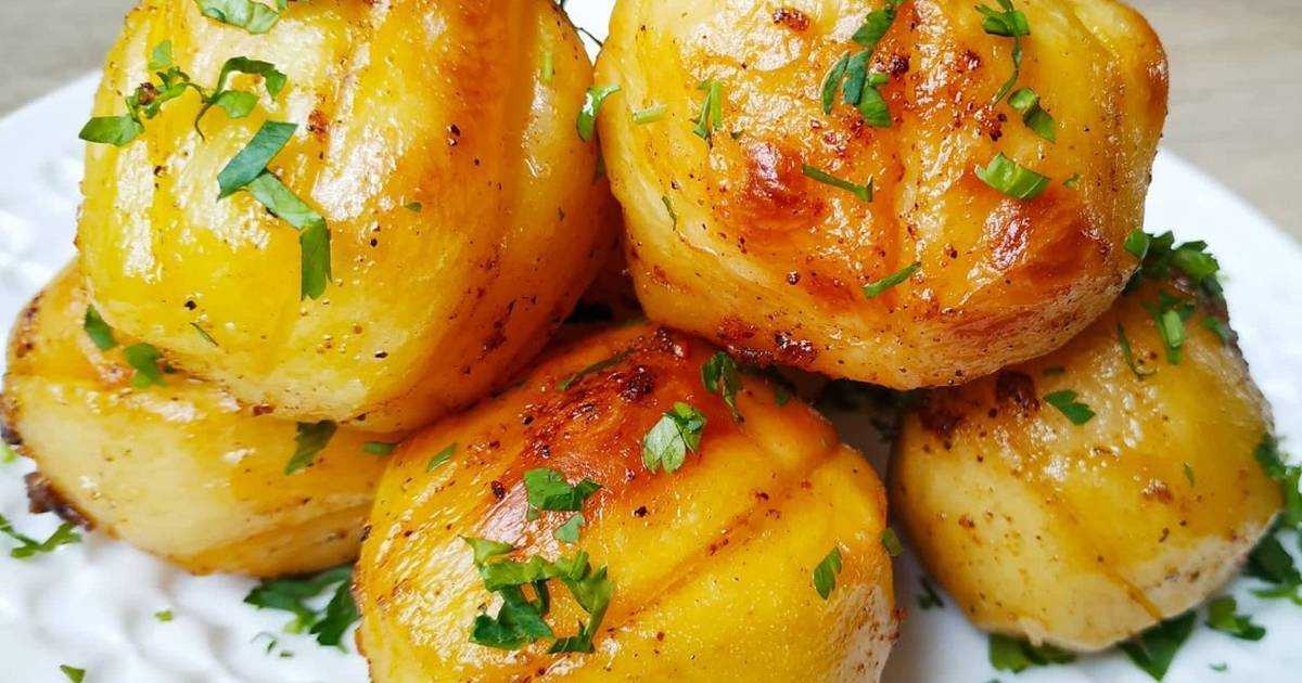 Вкусная картошкой в духовке простой рецепт. Отварная картошка запеченная в духовке. Картофель в духовке с хрустящей корочкой. Целая картошка запеченная в духовке. Картофель с корочкой в духовке.