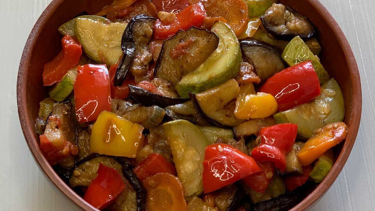 Запечь овощи в духовке кабачки перец. Рагу и баклажанов и цукини. Анталийское овощное рагу. Рагу из баклажанов и кабачков с помидорами. Овощное рагу с баклажанами перцем и помидорами.
