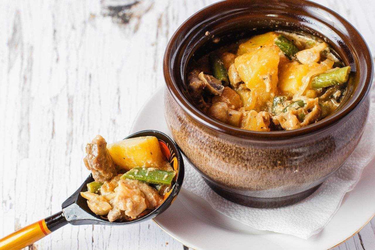 Жаркое из курицы с картошкой в горшочках — рецепт в духовке
