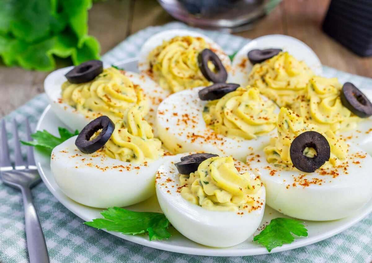 Яйца лодочками, фаршированные тертым сыром с йогуртом и чесноком Быстрая закуска с интересной начинкой - пошаговое приготовление