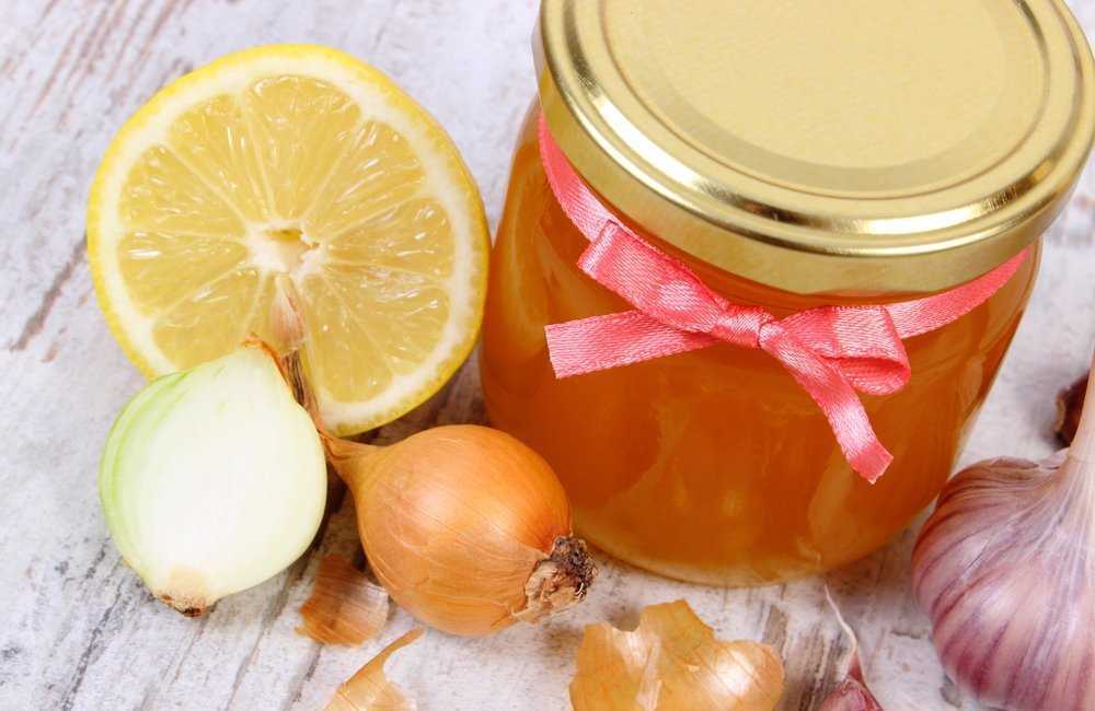 Луковый сок и мед. Лук с медом. Лук лимон и мёд. Лук в народной медицине. Лук вода сахар