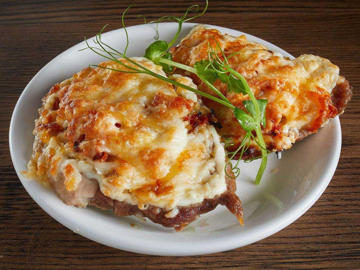 Свинина в духовке — 7 вкусных рецептов сочной и мягкой свинины