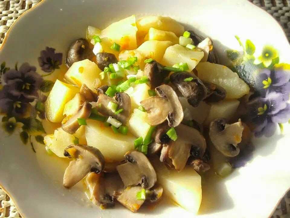 Тушеная картошка с шампиньонами. Тушеный картофель с маринованными грибами. Картошка с сушеным луком. Жареная картошка с сушеными грибами. Как приготовить картошку с замороженными грибами