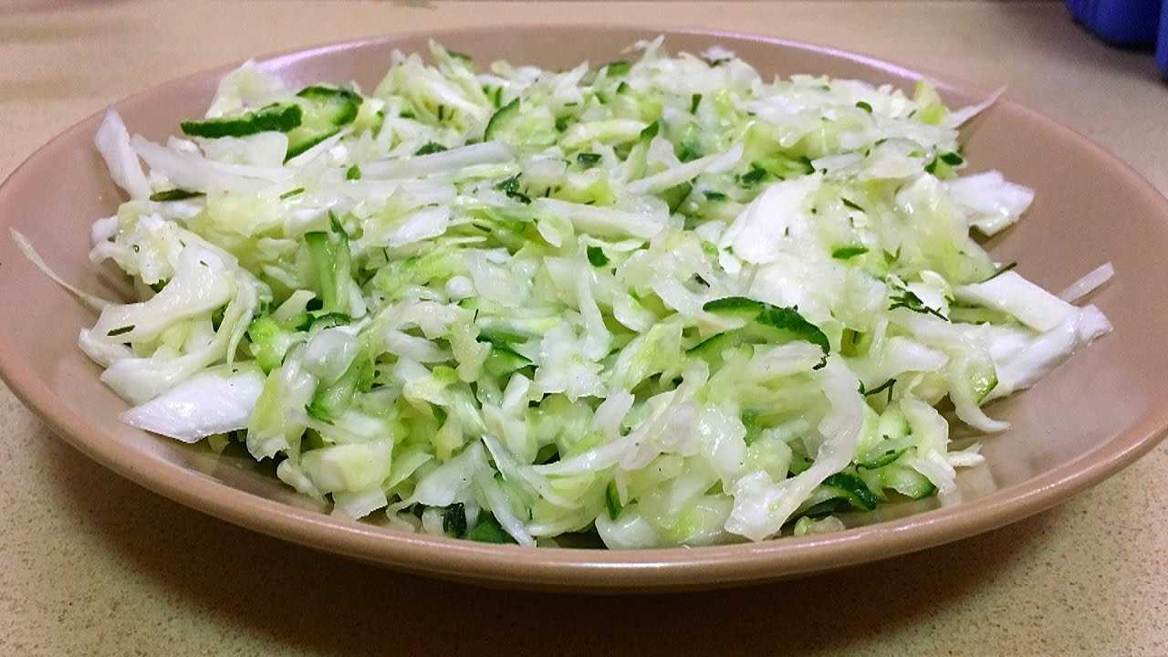 Салат с капустой и огурцом кбжу. Салат с капустой и огурцом. Салат из капусты и огурцов. Салаты из капусты белокочанной свежей. Салат с белокочанной капустой.