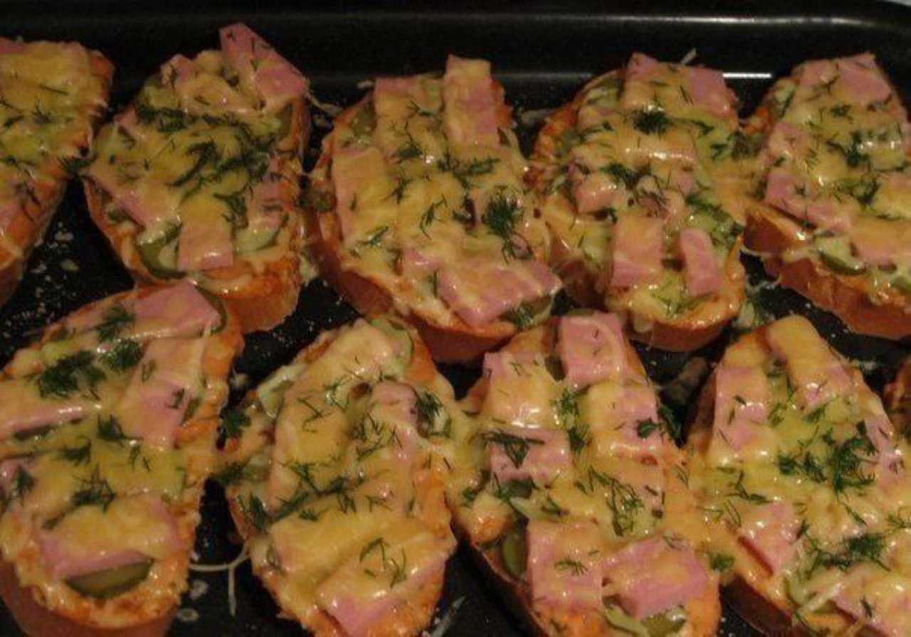 Горячие праздничные бутерброды в микроволновке – быстро, вкусно, красиво