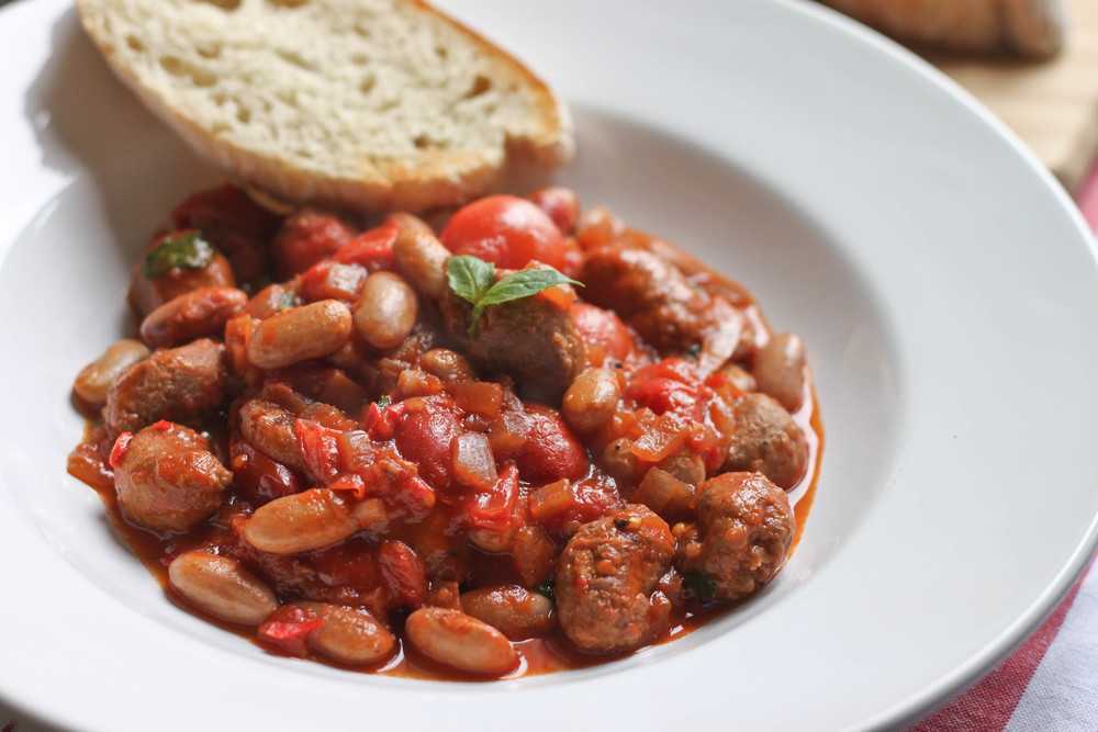 Очень вкусное мясо, тушеное с консервированной фасолью и овощами