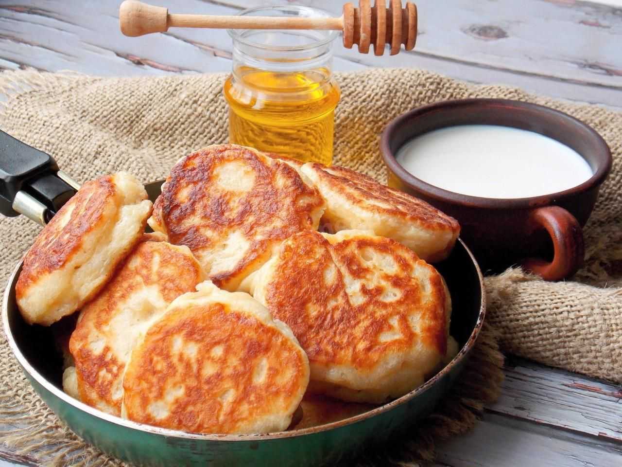Пышные оладьи на кислом молоке без дрожжей рецепт с фото пошагово - 1000.menu