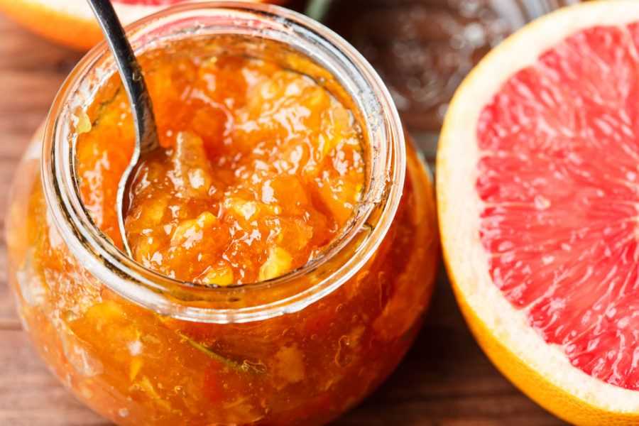 Компот из грейпфрутов, красных апельсинов и граната с вином