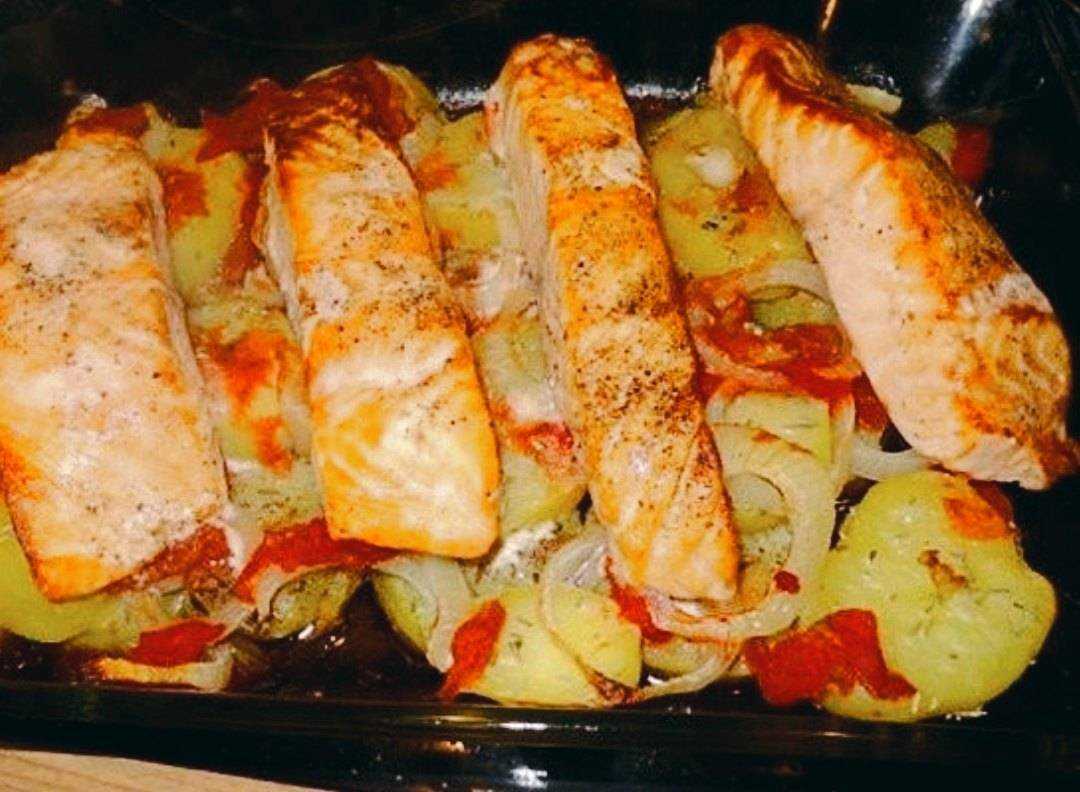 Красная рыба в духовке рецепты фото. Рыба с картошкой в духовке. Форель с картошкой в духовке. Горбуша с овощами в духовке. Раба с картошкой в духовке.