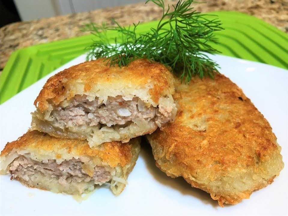 Картофельные драники на сковороде из мясного фарша