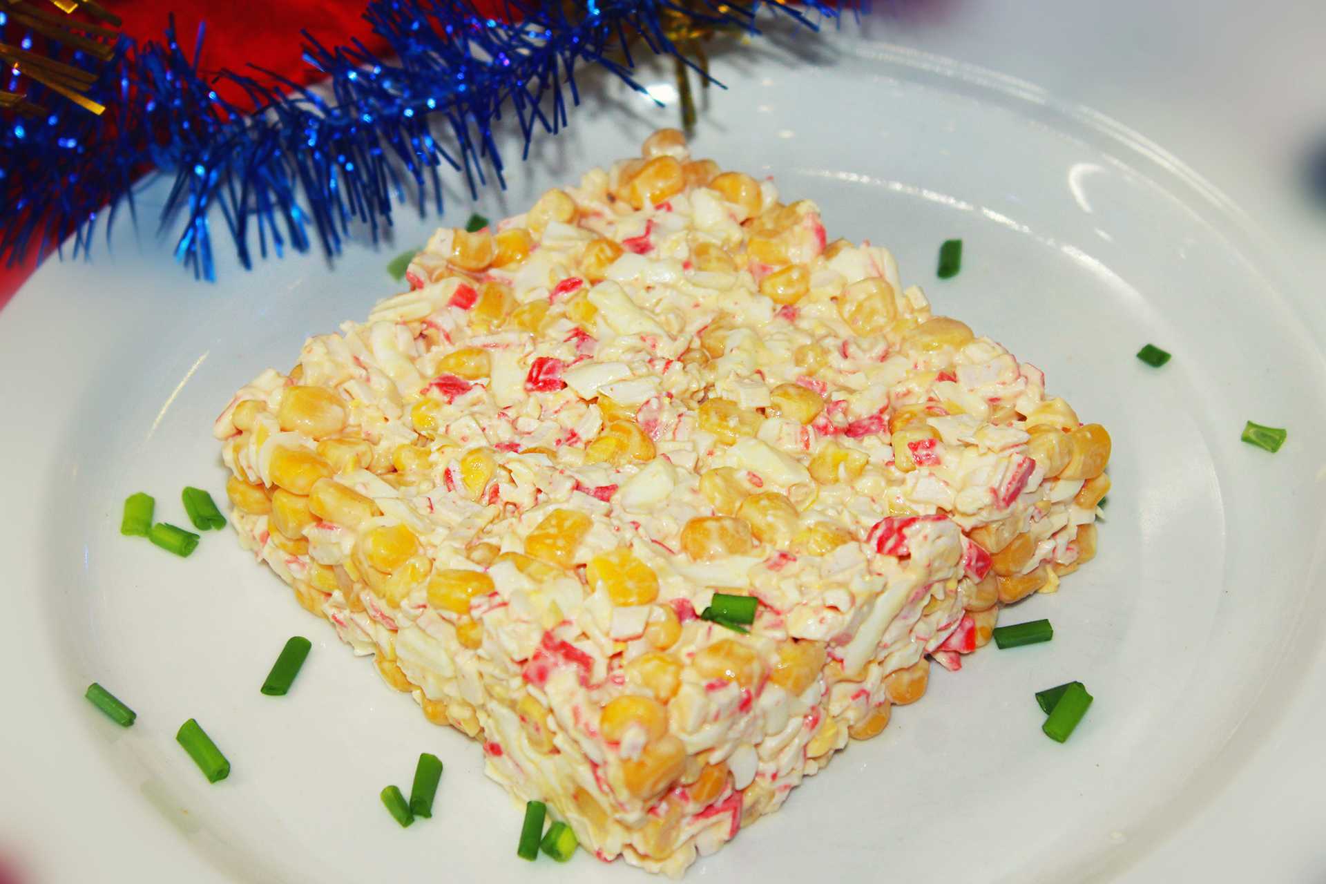 Салат с крабовыми палочками и кукурузой: 5 классических рецептов