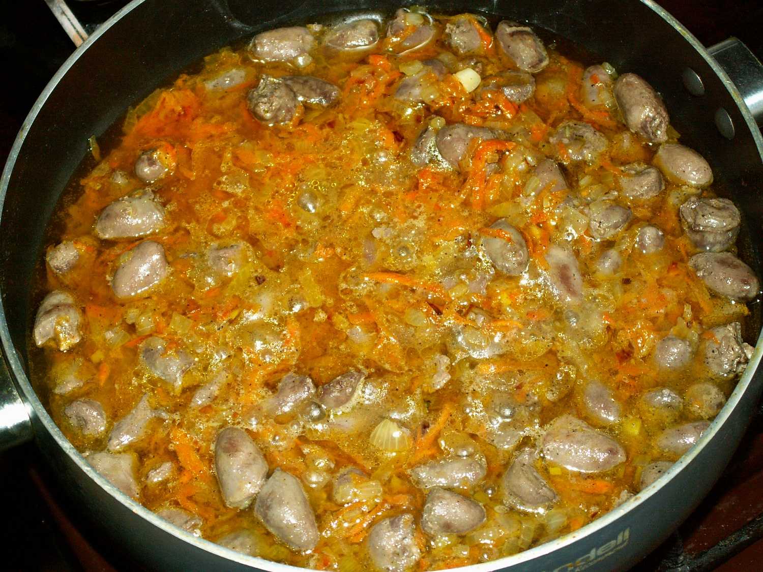 Тушеные куриные сердечки в сметане - рецепты с луком, чесноком, сыром и грибами