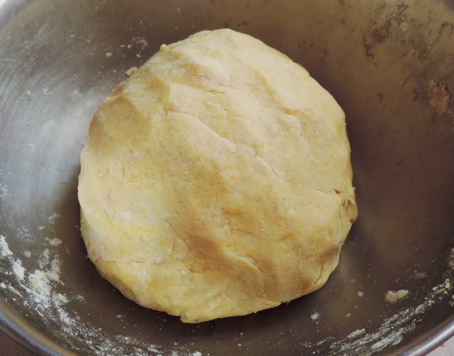 Тесто на пирожки в холодильнике дрожжевые. Дрожжевое тесто. Песочное тесто. Приготовление песочного теста. Приготовление теста для печенья.