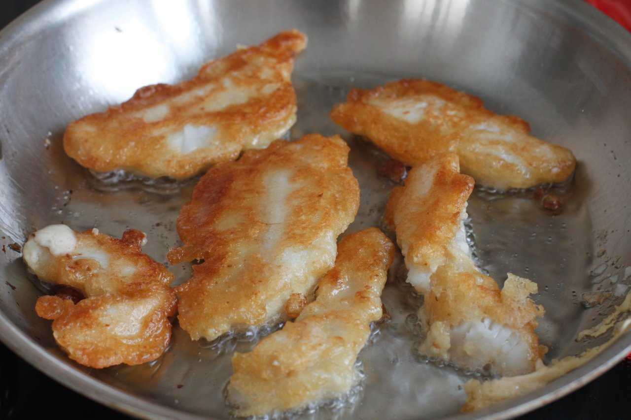 Рыба тесто на сковороде рецепты. Рыба в кляре. Жареная рыба в кляре. Рыба жаренная в тесте. Рыбное филе в кляре.