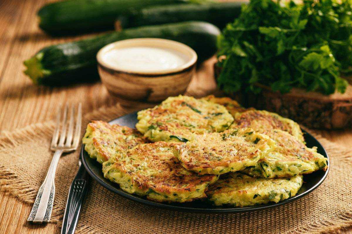 Пышные оладьи из кабачков: 9 самых вкусных и простых рецептов