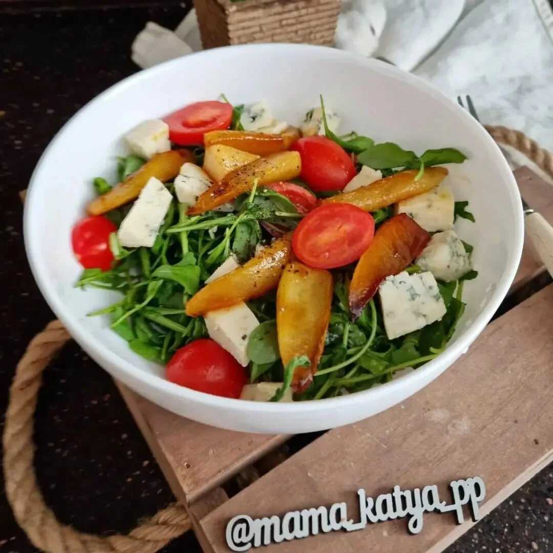 Каталонский салат с грушей, горгондзолой и прошутто