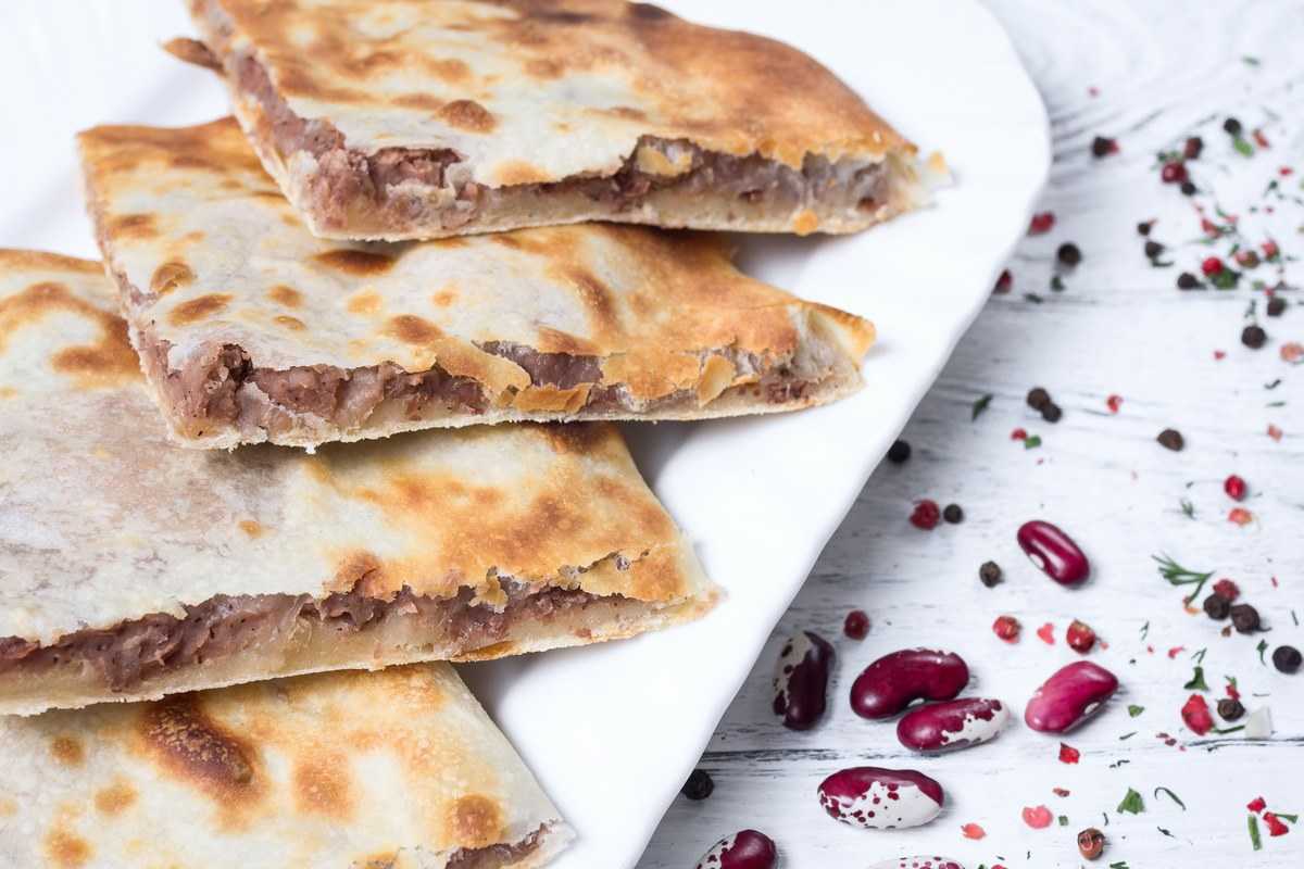 Лобиани с фасолью по-грузински: рецепт с фото