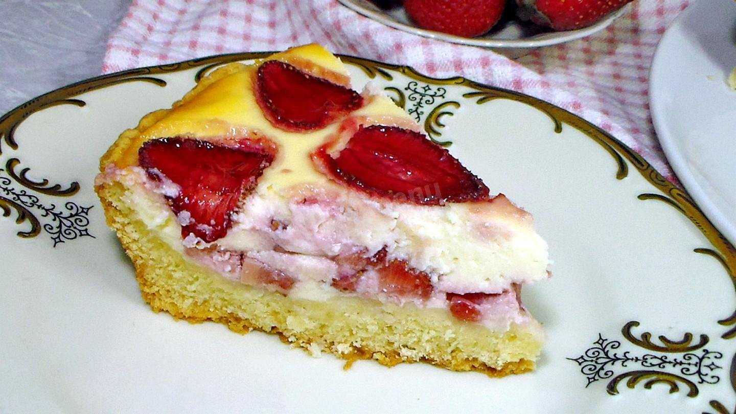 Песочный пирог с ягодами и сметанной заливкой в духовке