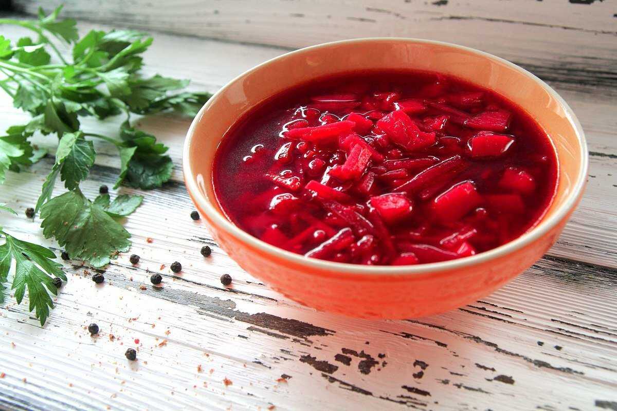 Как приготовить вкусный борщ со свеклой и капустой, чтобы он был красным