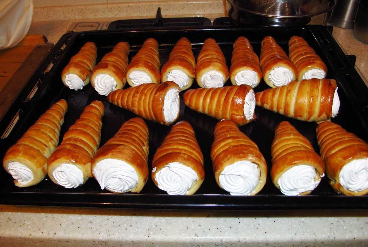 Слоеные трубочки с заварным белковым кремом
